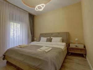 Postel nebo postele na pokoji v ubytování Midtown Prishtina Stays
