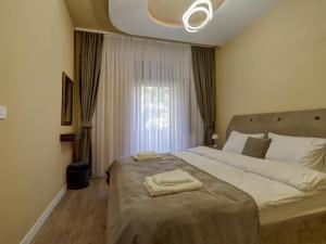 Postel nebo postele na pokoji v ubytování Midtown Prishtina Stays
