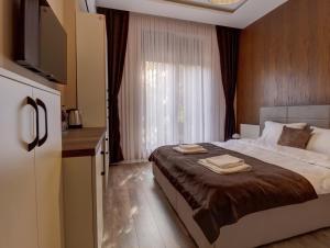 Postel nebo postele na pokoji v ubytování Midtown Prishtina Stays