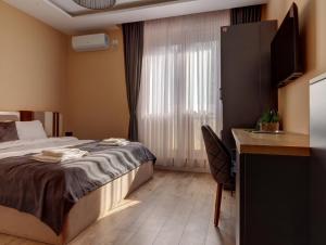 Postel nebo postele na pokoji v ubytování Midtown Prishtina Stays