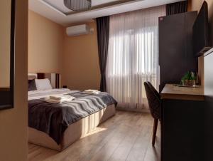 Postel nebo postele na pokoji v ubytování Midtown Prishtina Stays
