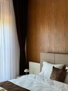 Postel nebo postele na pokoji v ubytování Midtown Prishtina Stays