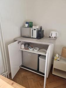 Tiny studio 1 near Uni & Hospital的咖啡和沏茶工具