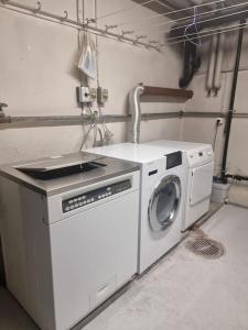 巴塞尔Tiny studio 1 near Uni & Hospital的厨房配有洗衣机及水槽 更多13张照片