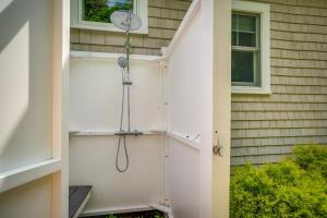 Photo de la galerie de l'établissement Furnished Patio Family-Friendly Cape Cod Home!, à Centerville