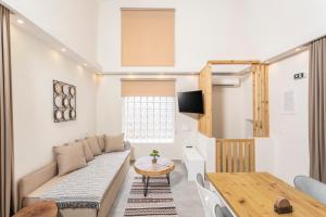 een woonkamer met een bank en een tafel bij Ionas Apartments 3 in Nea Skioni