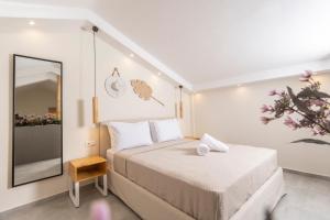 een kleine slaapkamer met een bed en een spiegel bij Ionas Apartments 3 in Nea Skioni