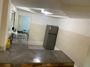 une cuisine avec un réfrigérateur dans une pièce dans l'établissement La Villa Elena, à Carenero