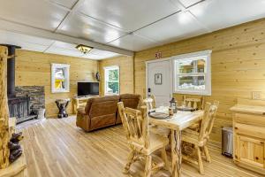ein Esszimmer mit Tisch und Kamin in der Unterkunft Walk to Water Cozy Cabin in Green Valley Lake! in Green Valley Lake