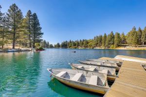 eine Reihe von Booten, die an einem Dock auf einem See angedockt sind in der Unterkunft Walk to Water Cozy Cabin in Green Valley Lake! in Green Valley Lake