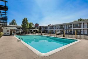 a swimming pool in front of a building at Best Western Horizon Inn in Medford