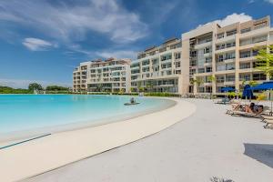 Blick auf das Resort vom Strand aus in der Unterkunft Lujoso A Estrenar/Oasis Laguna Cristalina 2BR in Los Arrayanes