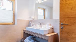 Koupelna v ubytování Bergwelten Chalets Fiss + 17 fotografií