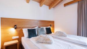 Postel nebo postele na pokoji v ubytování Bergwelten Chalets Fiss