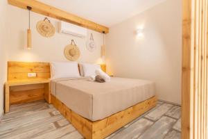 een slaapkamer met een bed met een knuffeldier erop bij Ionas Apartments 4 in Nea Skioni