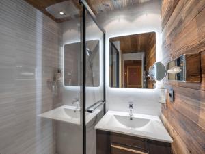 a bathroom with a sink and a mirror at cosy studio à la montagne in Praz-sur-Arly