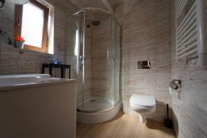 Kúpeľňa v ubytovaní Nowe domki w górach "Pod Skrzycznym", koło Szczyrku + 37 fotografií