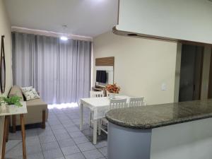 Μια τηλεόραση ή/και κέντρο ψυχαγωγίας στο Apartamento com Vista para o Mar