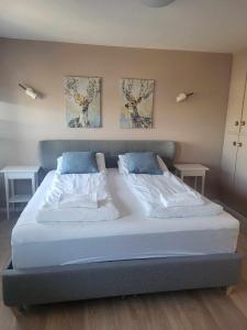 Grindavik Guesthouse self check in & outにあるベッド