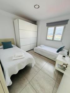 Postel nebo postele na pokoji v ubytování Vistas Mar Playa Las Canteras primera línea Wifi