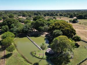 een luchtzicht op een park met een vijver bij Pousada & Camping Santa Clara in Santa Helena +32 foto's