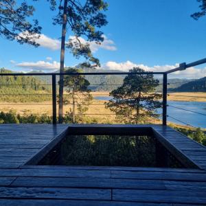 a pool on a deck with a view of a lake at Lobo Glamp in Amanalco de Becerra