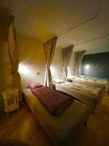 Postel nebo postele na pokoji v ubytování Isi4u Sleep 'n Go + 2 fotografie