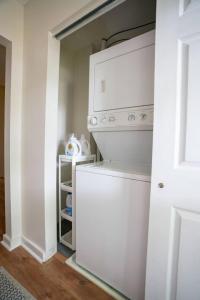 Cuisine ou kitchenette dans l'établissement Charming and Cozy Studio in DT Northfield