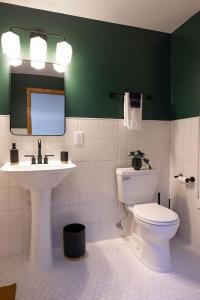 Salle de bains dans l'établissement Charming and Cozy Studio in DT Northfield