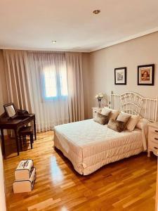 a bedroom with a bed and a desk and a piano at vivienda de uso turístico Maestro in El Barraco +27 photos