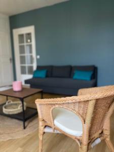 Capdenac-GareにあるLe Republicのリビングルーム(籐の椅子、ソファ付)