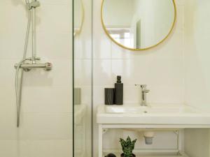 Ένα μπάνιο στο Genesis - Sala Palatului