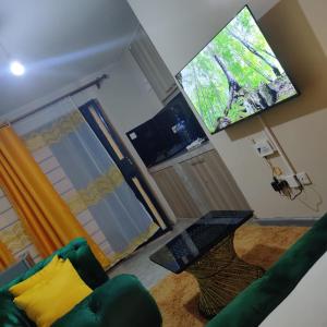 TV a/nebo společenská místnost v ubytování Jessy Stays Nairobi Fedha Estate