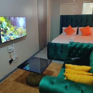 TV a/nebo společenská místnost v ubytování Jessy Stays Nairobi Fedha Estate