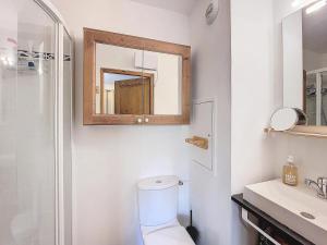 bagno bianco con servizi igienici e specchio di Le Chalet Des Eucherts - Appartement de 6 pièces de 110 m2 pour 10 personne MAE-3194 a Montvalezan Altre 9 foto