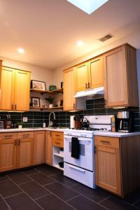 Cuisine ou kitchenette dans l'établissement Charming and Cozy Studio in DT Northfield