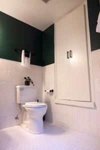 Salle de bains dans l'établissement Charming and Cozy Studio in DT Northfield