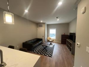 Una sala de estar con un sofá y un televisor. en 315 Brand New 1 Bedroom 1 Bath 1 Full Kit 1 Liv, en Dunellen