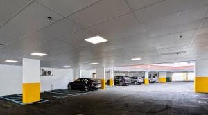 un garaje con dos coches aparcados en él en 315 Brand New 1 Bedroom 1 Bath 1 Full Kit 1 Liv, en Dunellen