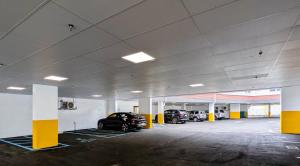 un garaje con dos coches aparcados en él en 315 Brand New 1 Bedroom 1 Bath 1 Full Kit 1 Liv, en Dunellen 2 fotos más