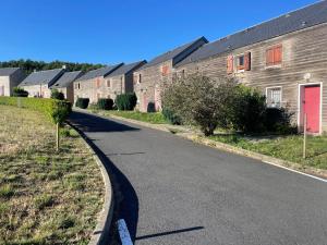 een lege weg naast een rij huizen bij Chalet lac de la Raviege vue lac in La Salvetat