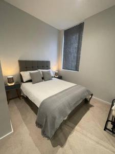 Postel nebo postele na pokoji v ubytování Luxury 1 Bedroom Bournville Apartment