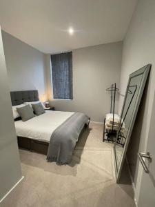 Postel nebo postele na pokoji v ubytování Luxury 1 Bedroom Bournville Apartment + 11 fotografií