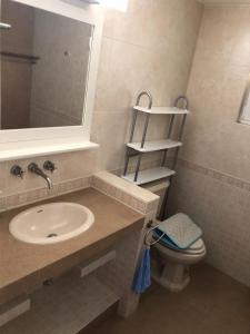 Ένα μπάνιο στο Habitación en departamento +12 φωτογραφίες