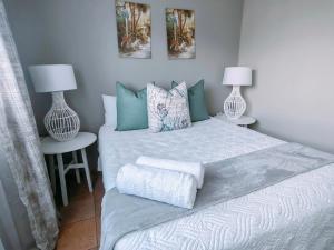 1 dormitorio con 2 camas individuales y 2 lámparas en Zhantique Guest House 2- Unit 9, en Boksburg
