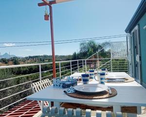 uma mesa na varanda de uma casa em Ciuri CiuriHome em Balestrate