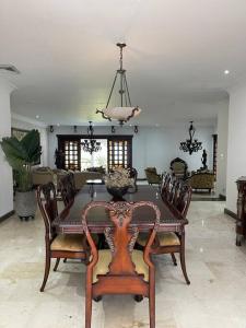 une salle à manger avec une table et des chaises dans l'établissement Casa Campestre en Cali Pance, à Villa Fátima