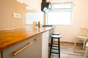 cocina con encimera y taburete en CosArt Studio, en Gară Filaret 35 fotos más