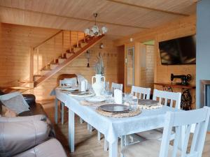a dining room with a long table and chairs at DOMKI U JOANNY in Przezmark