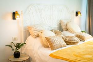 Un dormitorio con una cama blanca con almohadas. en CosArt Studio, en Gară Filaret